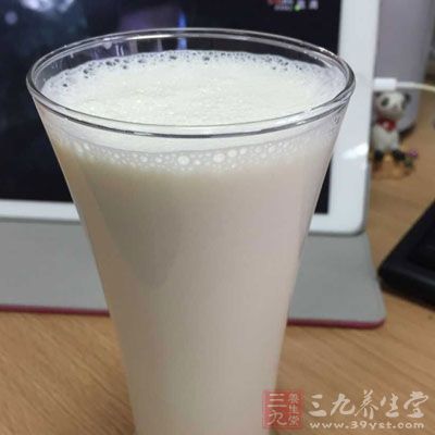 純牛奶、玉米澱粉混合後倒入奶油奶酪中 純牛奶、玉米澱粉混合後倒入奶油奶酪中