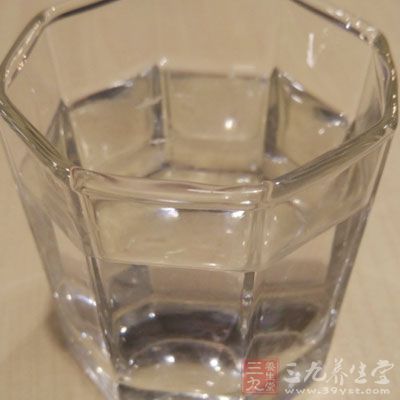 吉利丁片用冰水泡軟,放入已加熱的牛奶 吉利丁片用冰水泡軟,放入已加熱的牛奶