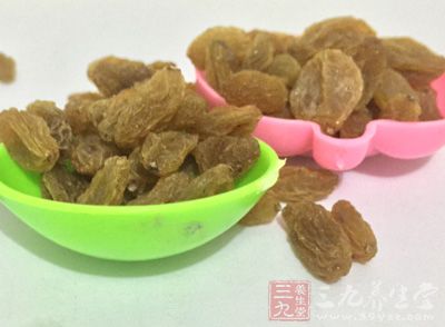 巧克力隔水加熱，溫度不可超過45℃。蛋糕屑裡也可以放些蜜之果及葡萄干