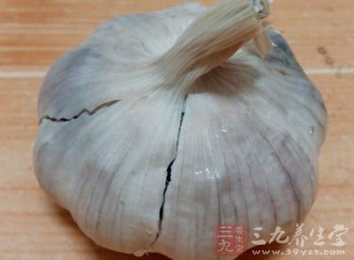 材料：荷蘭豆，蒜