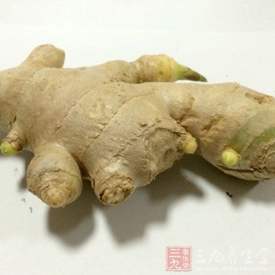 荷蘭豆適量，紅辣椒或者胡蘿卜，蒜，姜