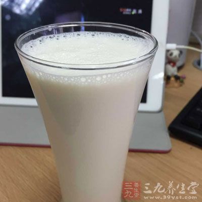 然後放牛奶或煮橙水攪拌之後，放30克白砂糖