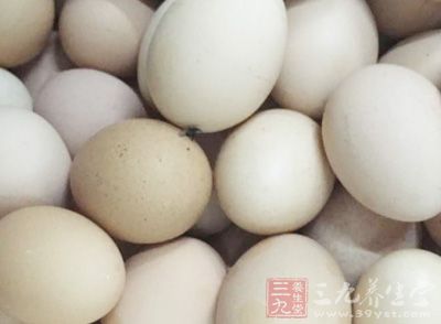 首先制作蛋糕片，將雞蛋分離開，蛋白和蛋黃分別裝在容器中