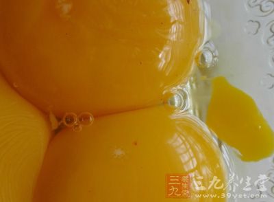 將250克雞蛋和200克砂糖混合後打成膏狀泡沫