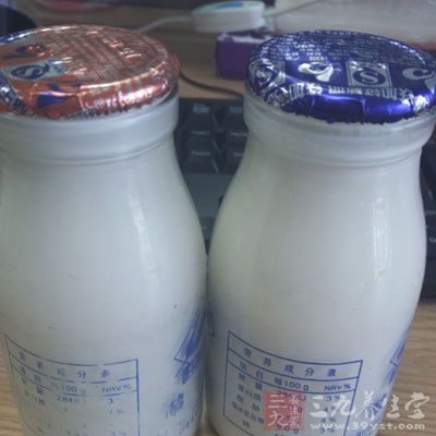 准備好500克黑巧克力和100克純鮮牛奶