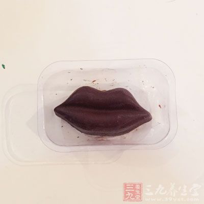 再來做巧克力花，將黑巧克力放入碗裡隔熱水攪拌至塎化