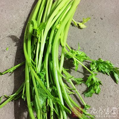 牛排1000g,芹菜1棵,青蒜苗1棵,大蒜6頭 牛排1000g,芹菜1棵,青蒜苗1棵,大蒜6頭
