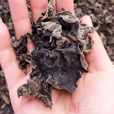 大白菜，黑木耳5朵，青紅辣椒少量，鹽，雞精
