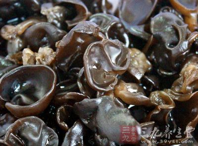 豬瘦肉100克，大白菜3片，細木耳10克