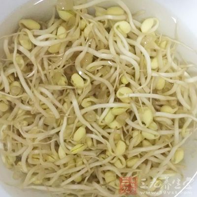 豆芽500克,木耳少許,胡蘿卜100克 豆芽500克,木耳少許,胡蘿卜100克