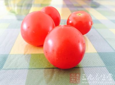 三角形玉米片、切達起司適量、錫箔紙適量、蕃茄(中型)4個 三角形玉米片、切達起司適量、錫箔紙適量、蕃茄(中型)4個