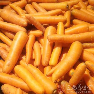 長茄子2只,豬肉餡60克,胡蘿卜100克 長茄子2只,豬肉餡60克,胡蘿卜100克