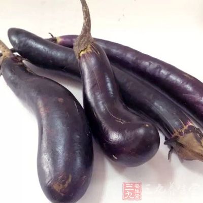 茄子2條,豬絞肉適量,香蔥1條,姜末 茄子2條,豬絞肉適量,香蔥1條,姜末