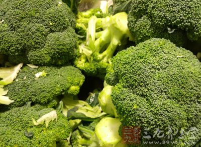 新鮮西蘭花1棵,按每朵花苞大小切開 新鮮西蘭花1棵,按每朵花苞大小切開