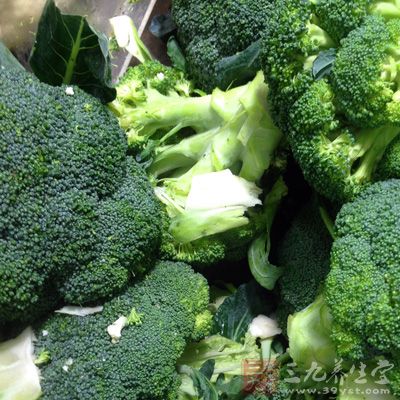 西蘭花小半棵、煙熏腸半根約100克、調味品適量 西蘭花小半棵、煙熏腸半根約100克、調味品適量