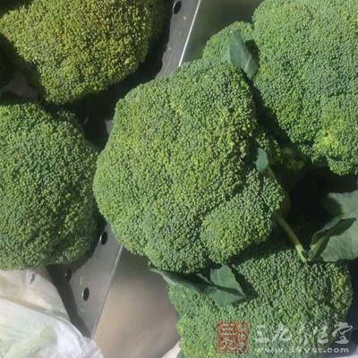 日本豆腐、西蘭花、番茄醬、鹽 日本豆腐、西蘭花、番茄醬、鹽