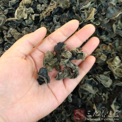 豬肉50克(切片備用),白菜半顆,木耳數朵 豬肉50克(切片備用),白菜半顆,木耳數朵