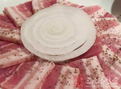 用姜片爆香熱油，然後加入五花肉丁，加入切碎的郫縣豆瓣