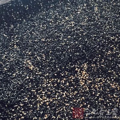 熟荞麥面150公克，海苔絲適量，熟芝麻適量