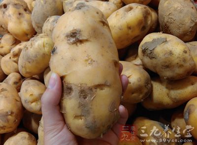 雞胸肉250公克,馬鈴薯80公克 雞胸肉250公克,馬鈴薯80公克