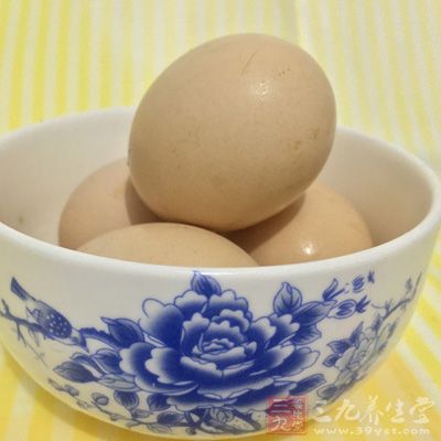 雞腿、雞蛋、洋蔥、京蔥、米飯、日式米酒(清酒)、味霖、日式醬油 雞腿、雞蛋、洋蔥、京蔥、米飯、日式米酒(清酒)、味霖、日式醬油