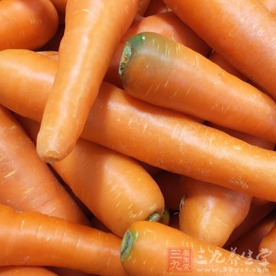 牛肉100g、速食烏冬面200g、胡蘿卜半個 牛肉100g、速食烏冬面200g、胡蘿卜半個