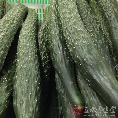 烏冬面、韓國泡菜、黃瓜、黃甜椒、白芝麻、姜絲 烏冬面、韓國泡菜、黃瓜、黃甜椒、白芝麻、姜絲
