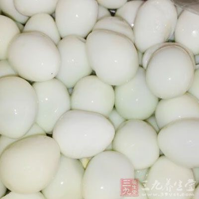 將鹌鹑蛋裹上豆腐泥，團成球狀