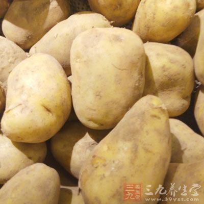 將土豆放入比較大的容器裡，打入雞蛋