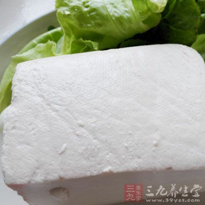 5分熟時加入芹菜，八分熟時加入豆腐