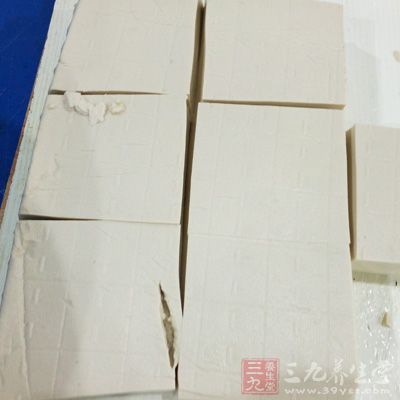 泡菜，嫩豆腐，蝦仁，五花肉片，魚板片