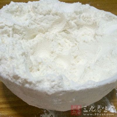 高粉395G，鹽5G，奶粉8G，糖55G，蛋1個