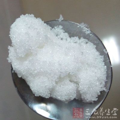 在一個大碗裡，把暖水、酵母和糖拌好，等10分鐘左右