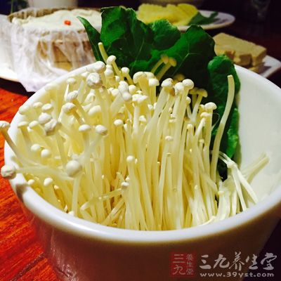 蝦5個,嫩豆腐半塊,味增,干裙帶菜1小把,金針菇1小把 蝦5個,嫩豆腐半塊,味增,干裙帶菜1小把,金針菇1小把