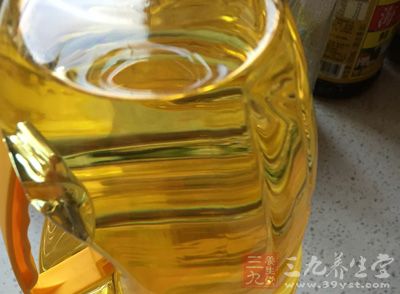 熟羊腰窩肉200克、油750克、醬油1/2大匙 熟羊腰窩肉200克、油750克、醬油1/2大匙
