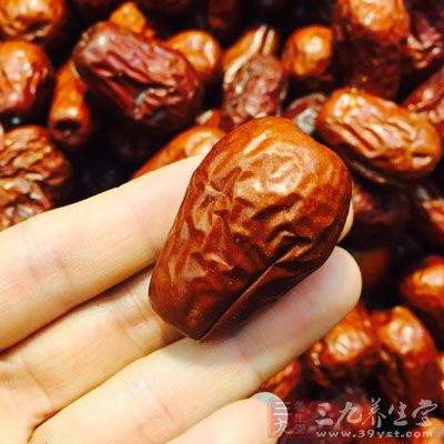 將所有羊肉爐藥材除枸杞及紅棗外裝入棉布袋中