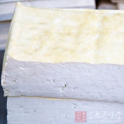 豆腐，紅霉和黃霉，一小碗高度白酒