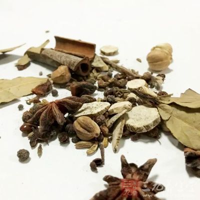 豬皮，八角，桂皮，鹽，生抽，雞精，蔥姜，料酒，蒜末，麻油