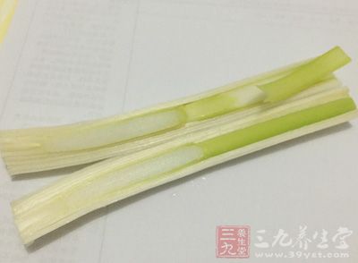 豬皮800克，八角2個，姜1，大蔥1根