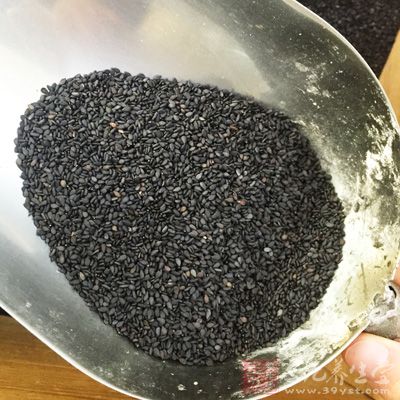 西瓜皮0.5個,黑芝麻5克,鹽0.25小匙 西瓜皮0.5個,黑芝麻5克,鹽0.25小匙