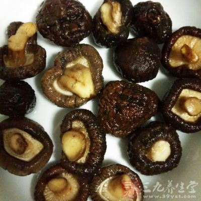 香菇幾朵，紅椒末少許