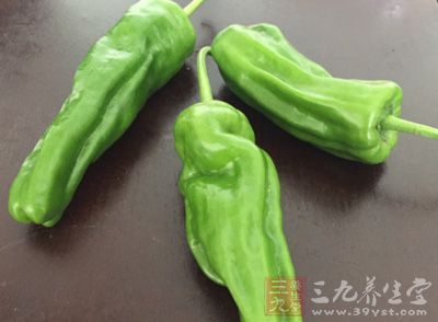 將青椒紅椒洗好，羊血沖一遍