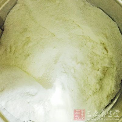 酵母、奶粉、糖混合，加入50克水融化