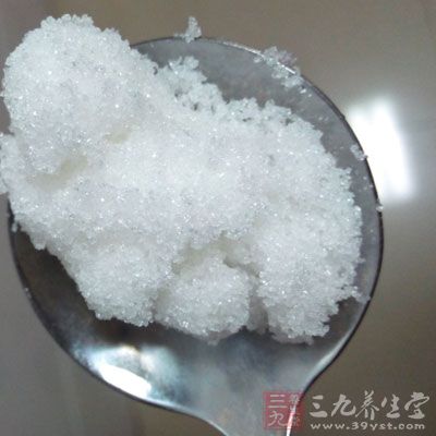 面粉中加入鹽、糖、小蘇打混合均勻
