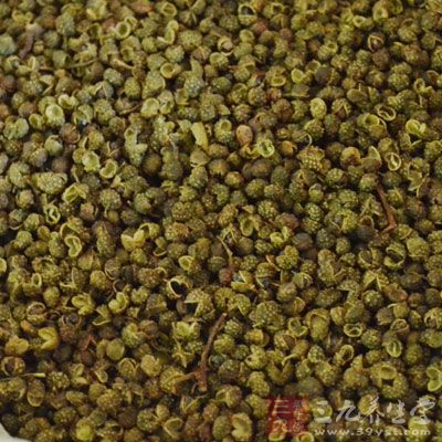 油燒熱，改小火將干辣椒、花椒炸香