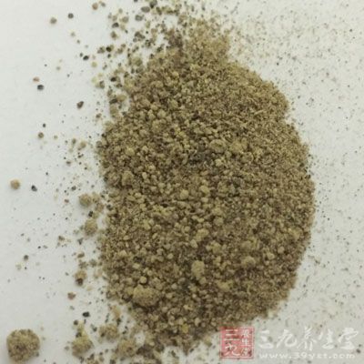 開火將食用油倒入鍋中，等油熱後放入花椒粉、姜末和肉末翻炒