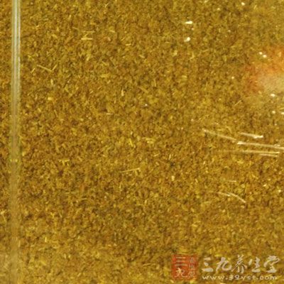 放入撕好的牛肉翻炒出水分，加入醬油，糖，鹽，孜然，辣椒面調味