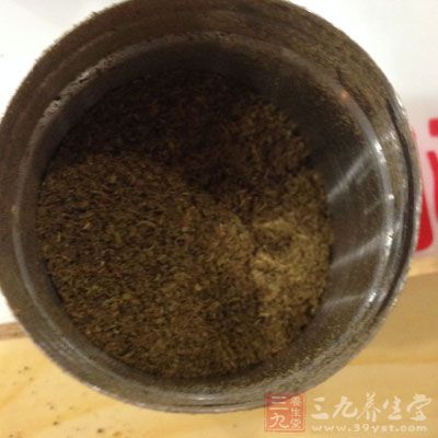 加入辣椒粉、花椒粉、五香粉小火炒出香味，盛出備用