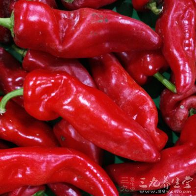 日本豆腐三條,青辣椒一只,紅辣椒一只 日本豆腐三條,青辣椒一只,紅辣椒一只