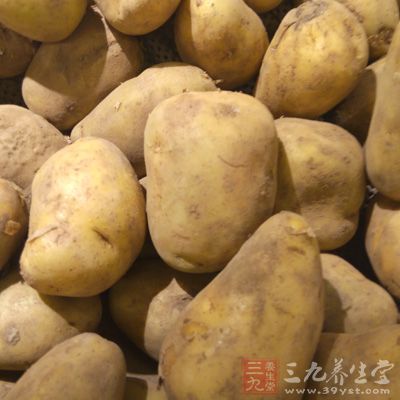 馬鈴薯1斤、紅蘿卜少許、青瓜半條 馬鈴薯1斤、紅蘿卜少許、青瓜半條